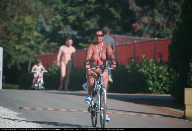 [OnnDL] Naturists Road Biking pics