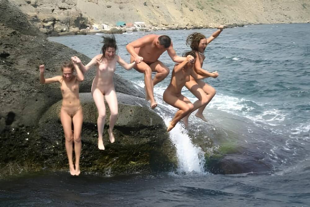 [OnnDL] Mens and girls nudists on a beach