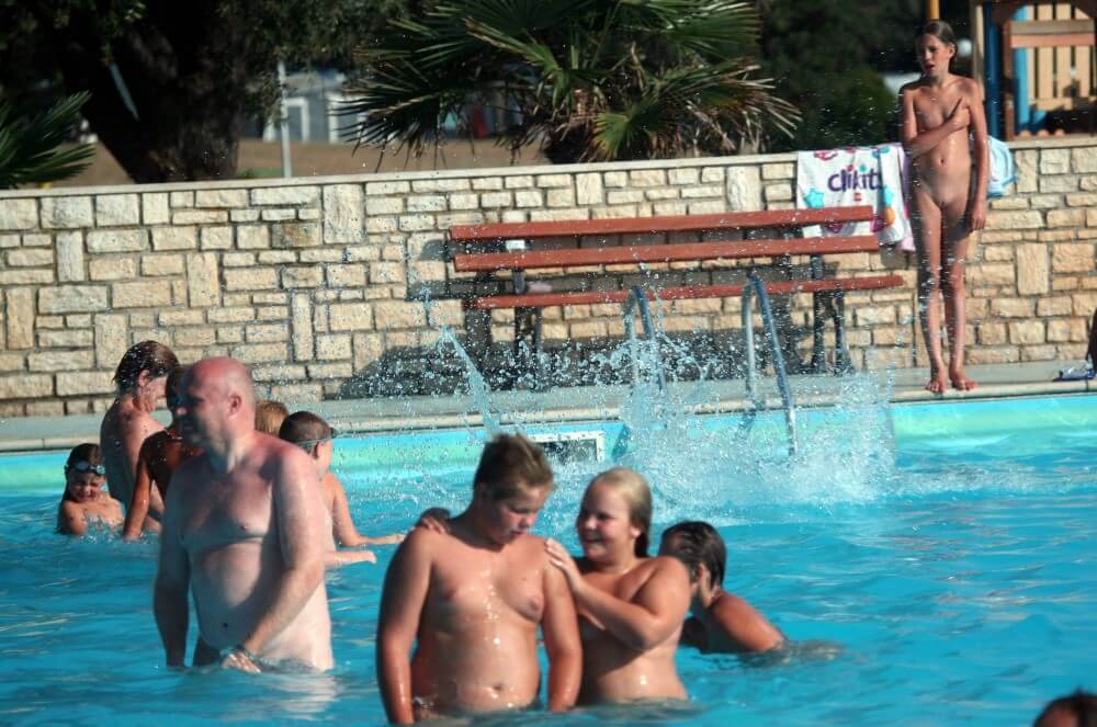 [OnnDL] Naturist Pool Girls Profile pics