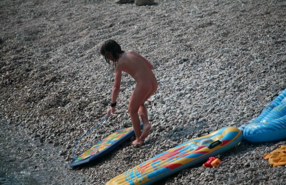 [OnnDL] Naturist Surf Board Glides pics
