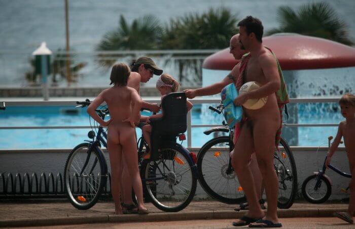 [OnnDL] Freedom on two wheels: how cycling and hiking enrich the lives of nudists