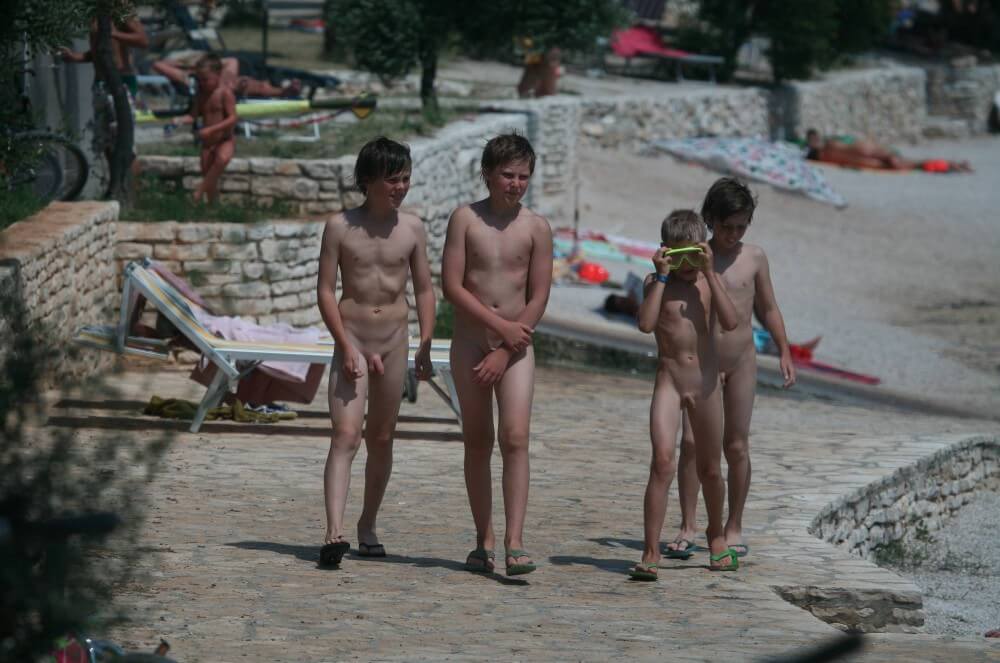 [OnnDL] Shore walking nude