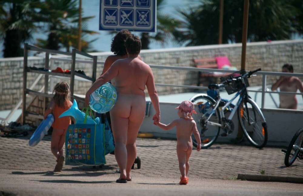 [OnnDL] Pool Outskirt Nude Guests pics