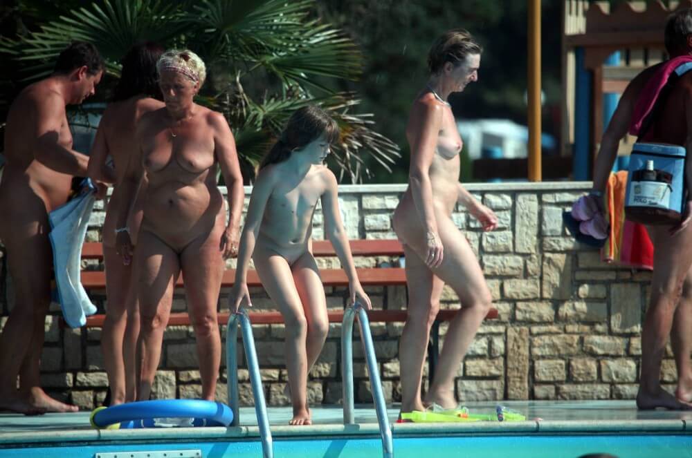 [OnnDL] Naturist Pool Cleaning-Up pics