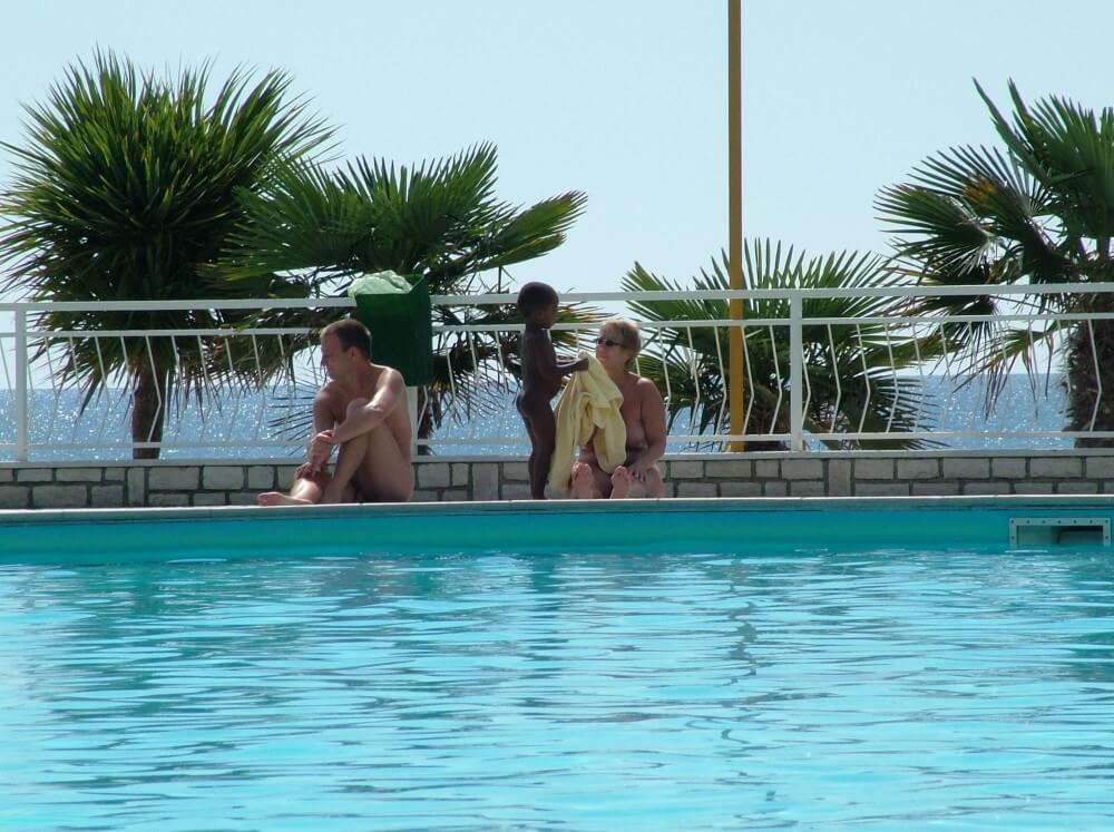 [OnnDL] Photo of naturists in an outdoor pool
