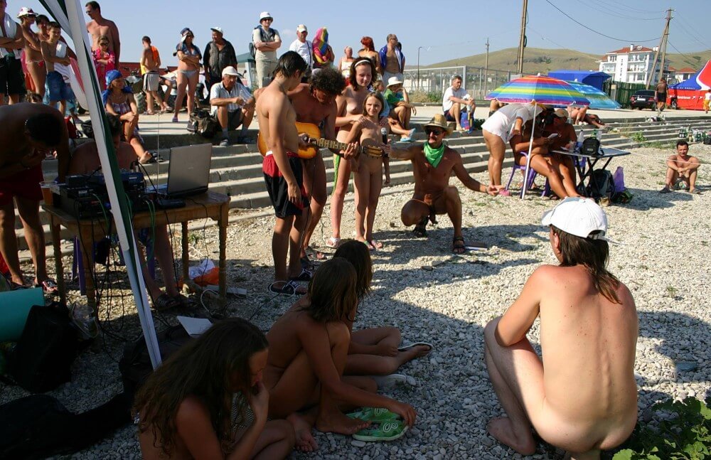 [OnnDL] Nude Party By The Steps pics