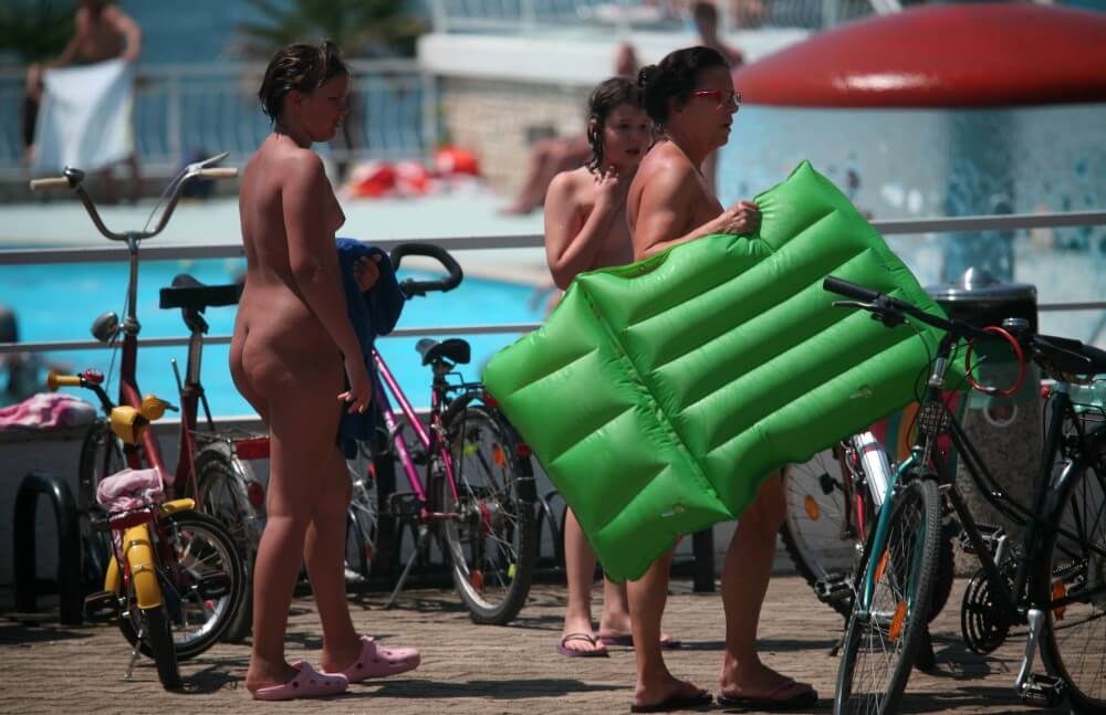 [OnnDL] Outdoor Pool Sideliners pics