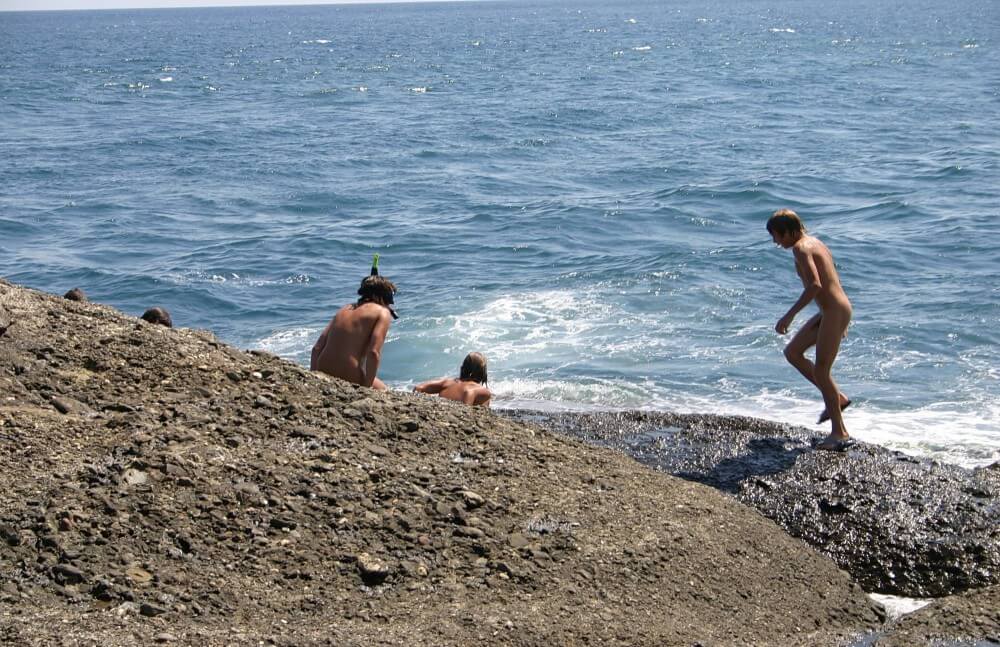 [OnnDL] Leaning Against Hit Rocks pics