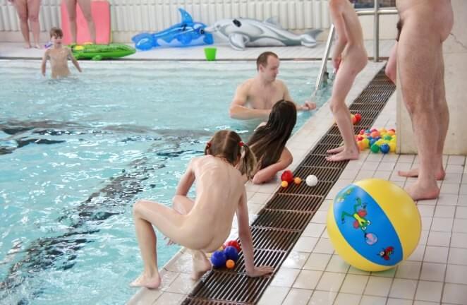 [OnnDL] Nude family in the pool photos