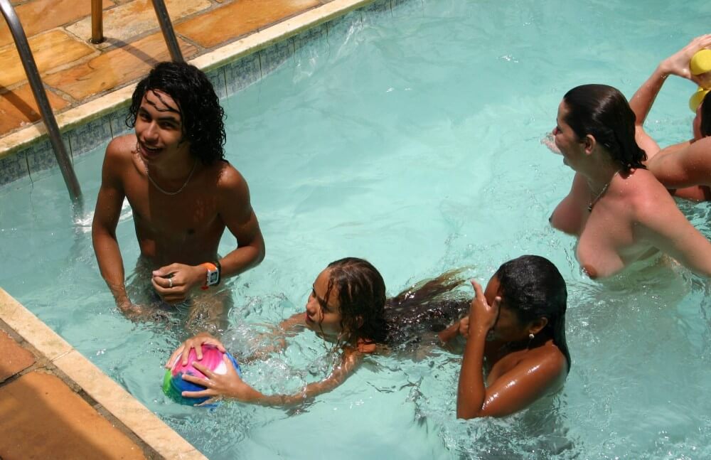 [OnnDL] Brazilian Near Pool Profile pics